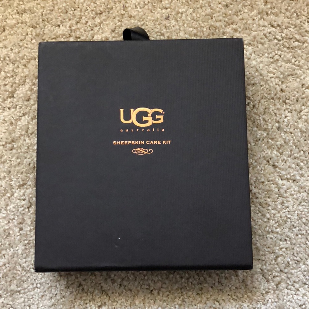 🎉 Ugg Sheepskin Care Kit!